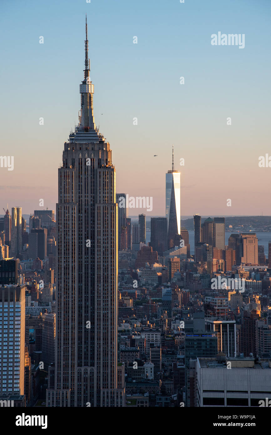 NYCs Lower Manhattan con l' Empire State Building da un alto punto di Midtown Foto Stock