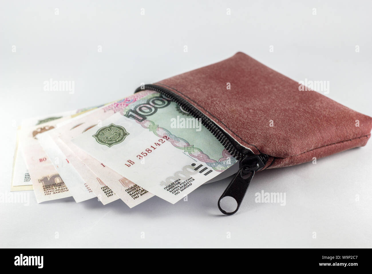 Rublo russo delle banconote in euro nel portafoglio marrone isolato Foto Stock