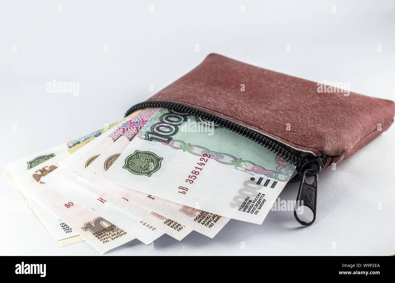 Rublo russo delle banconote in euro nel portafoglio marrone isolato Foto Stock