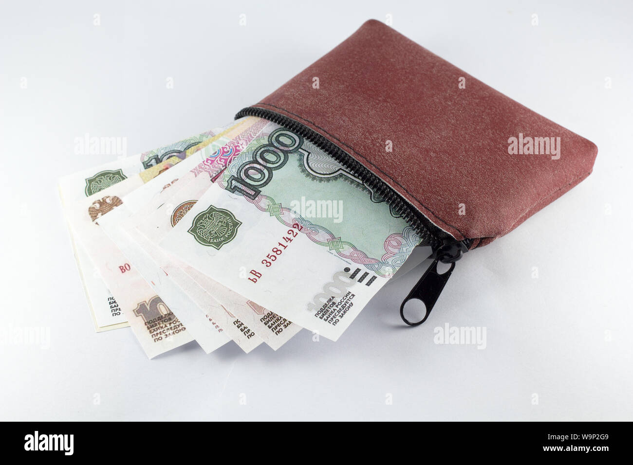 Rublo russo delle banconote in euro nel portafoglio marrone isolato Foto Stock