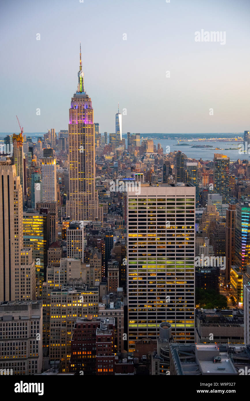 NYCs Lower Manhattan con l' Empire State Building da un alto punto di Midtown durante 2019 Gay Pride Foto Stock
