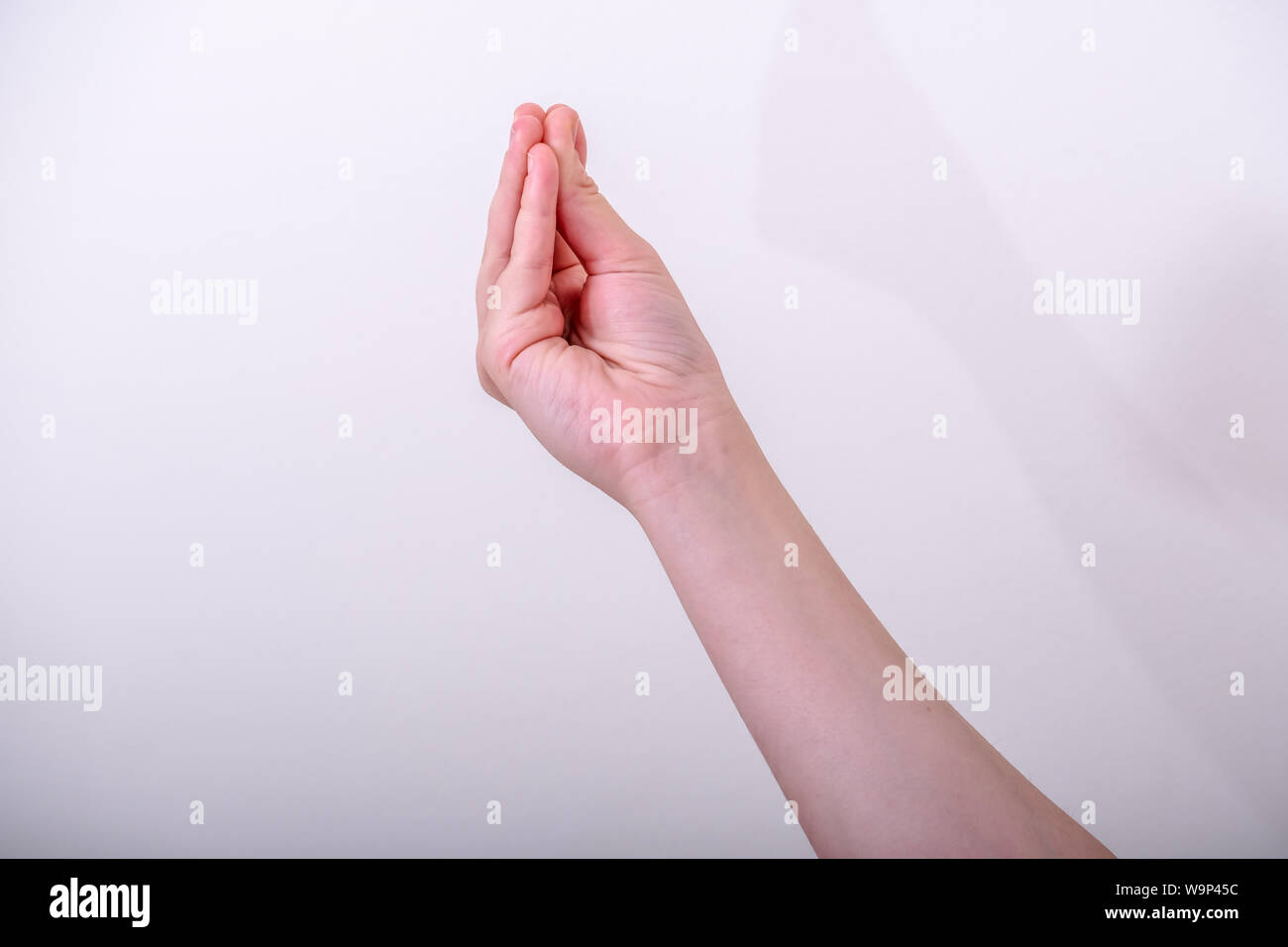 Donna gesticolando italiano tipico gesto a mano, questo gesto significato ''di cosa stai parlando" Foto Stock