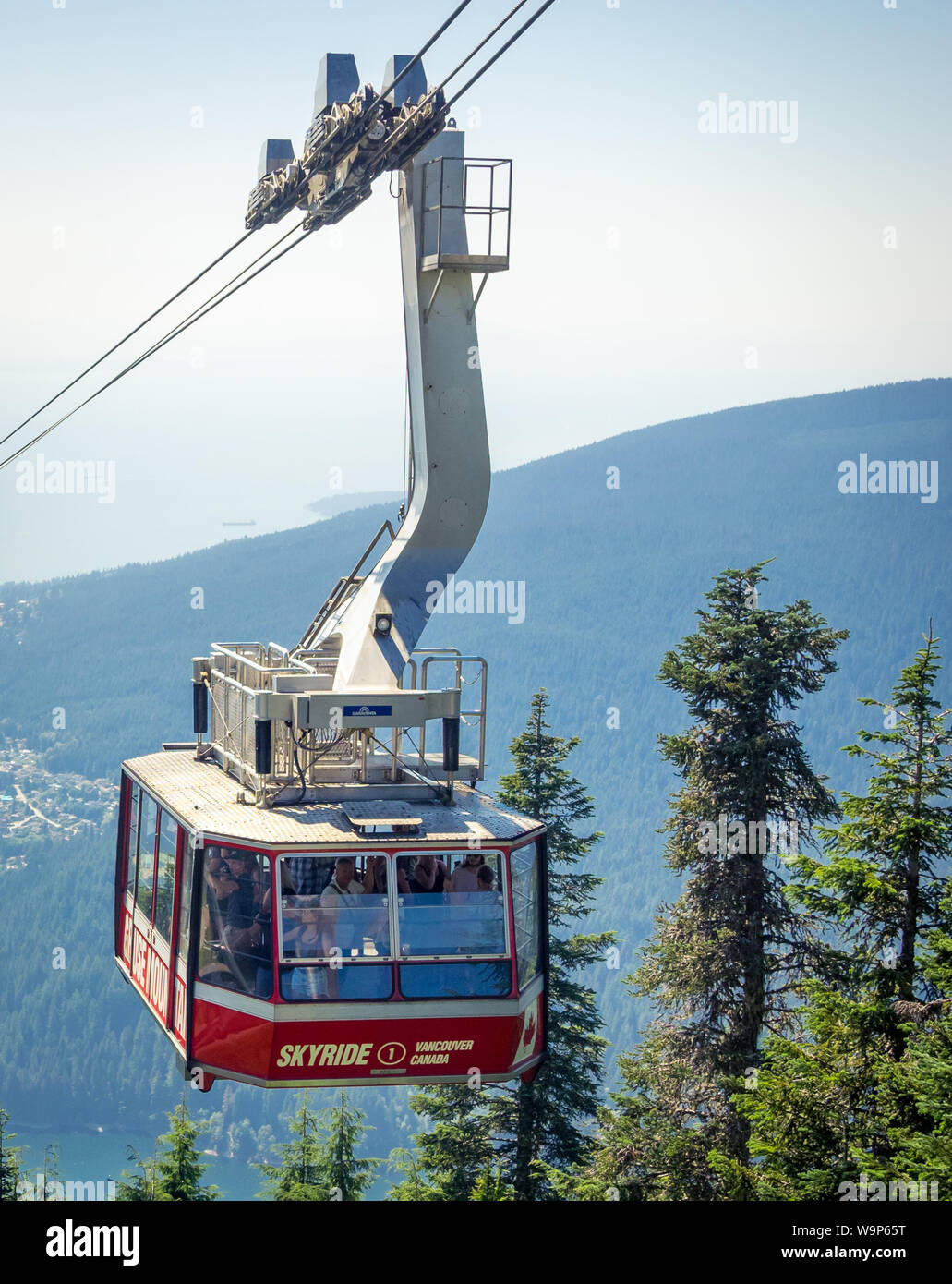 Una vista del Grouse Mountain Skyride gondola Presso Grouse Mountain in North Vancouver, British Columbia, Canada. Foto Stock