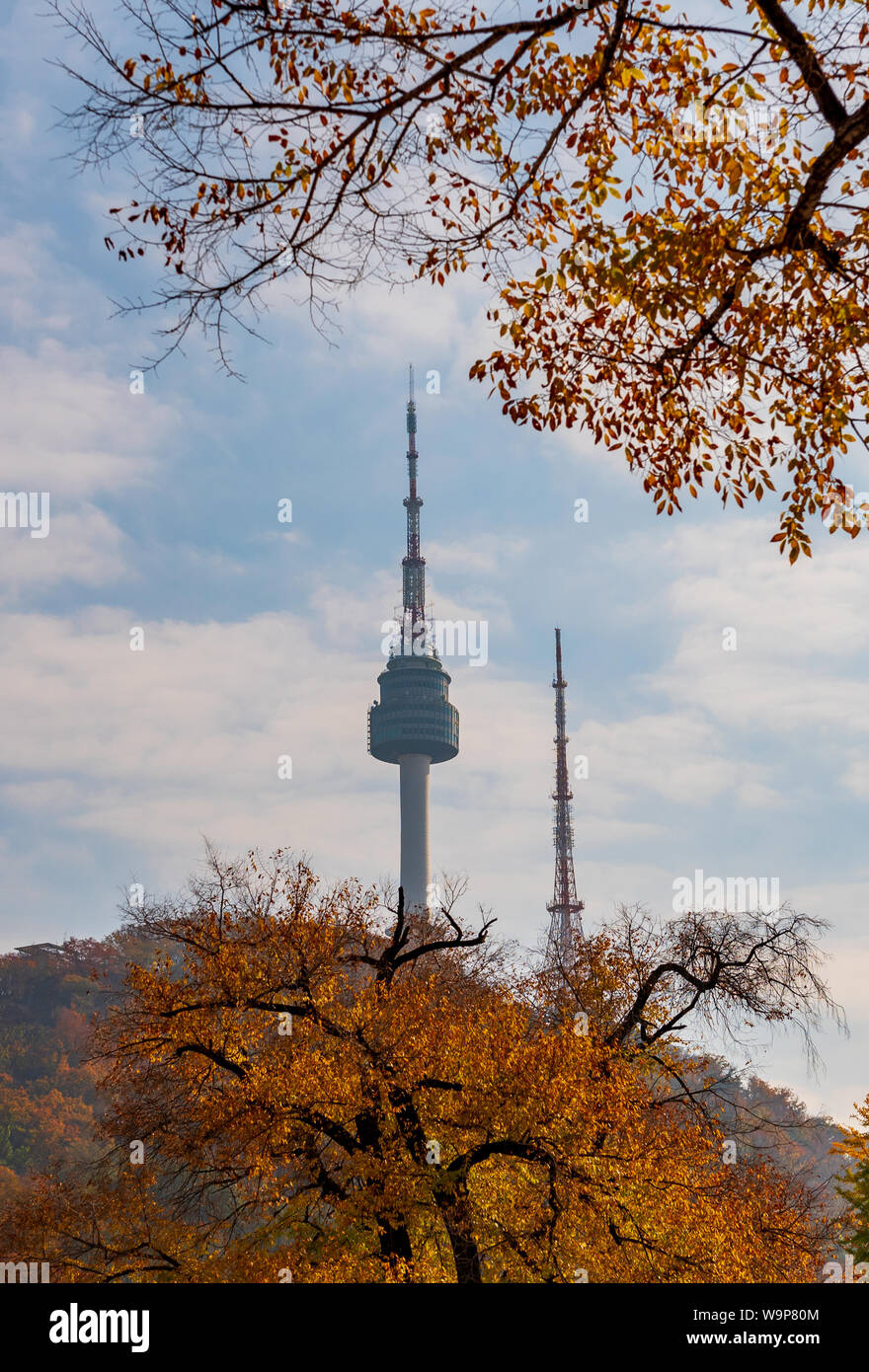 Autunno di Namsan Tower a Seul, Corea del Sud. Foto Stock