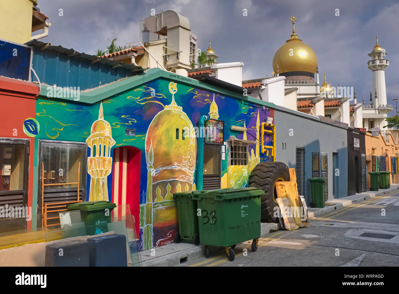 Pitture Murali in un back lane in Malay area patrimonio Kampong Glam, ora un 'Hip', 'bohemien' area, con il punto di riferimento la Moschea del Sultano in b/g; Singapore Foto Stock