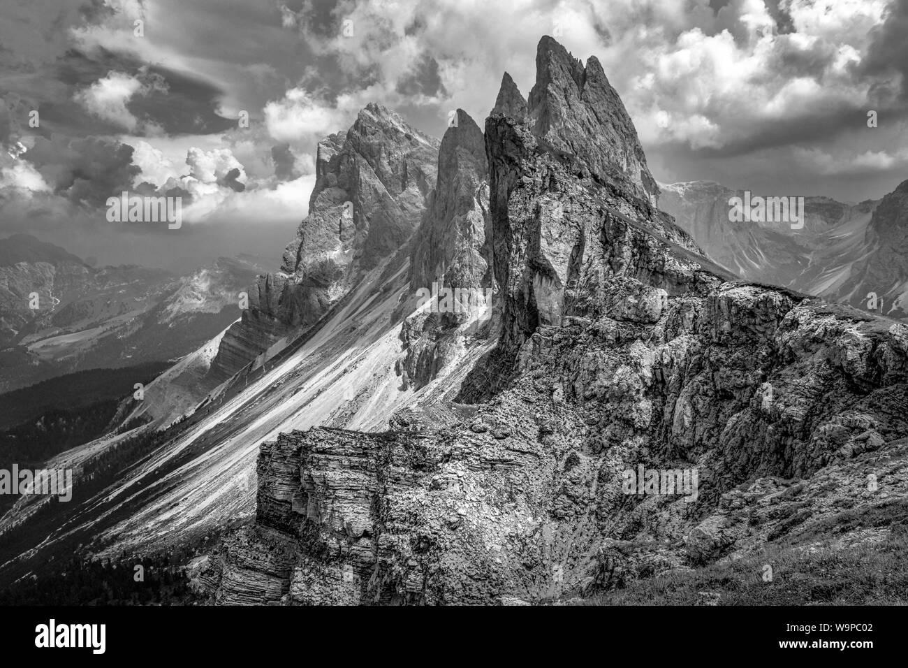 Queste sono le frastagliate cime di montagna del Seceda in Dolamites italiano delle Alpi Foto Stock