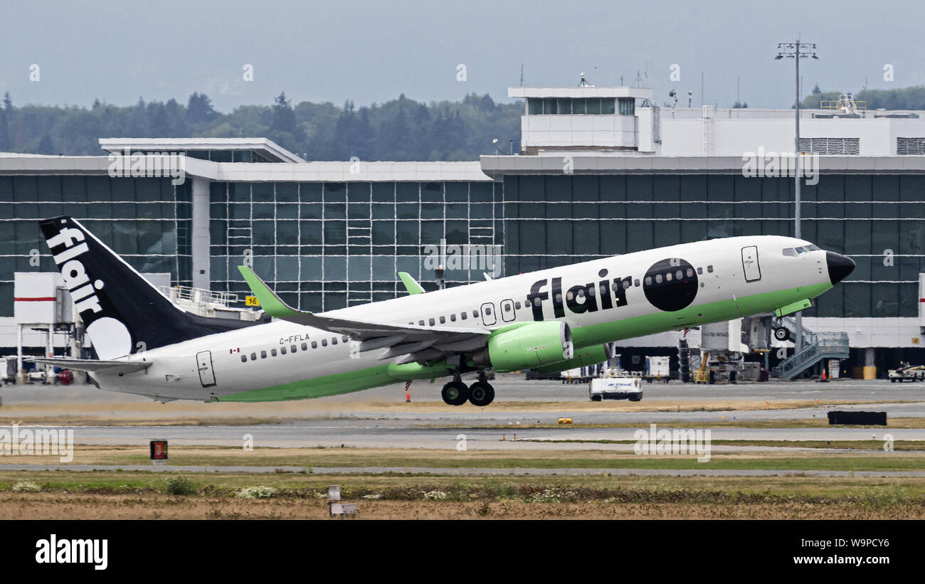 Richmond, British Columbia, Canada. 11 Ago, 2019. Un Flair Airlines Boeing 737-800 (C-FFLA) a singola corsia jetliner, dipinta in compagnie aeree nuova livrea, decolla dall'Aeroporto Internazionale di Vancouver, Richmond, B.C. Domenica, 11 Agosto, 2019. Credito: Bayne Stanley/ZUMA filo/Alamy Live News Foto Stock