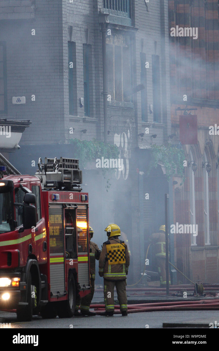 Berry St, Liverpool, Regno Unito. Il 15 agosto 2019. Fire equipaggi stanno frequentando un incendio di grandi dimensioni presso il Bar No53 nightclub di Berry Street, Liverpool City Centre. 10 motori Fire & un apparecchio di antenna sono sulla scena. Tutte le strade nelle vicinanze sono chiusi, i residenti nelle vicinanze e aziende sono state consiglia di chiudere tutte le finestre e le porte. Credito: Ken Biggs/ Alamy Live News. Foto Stock