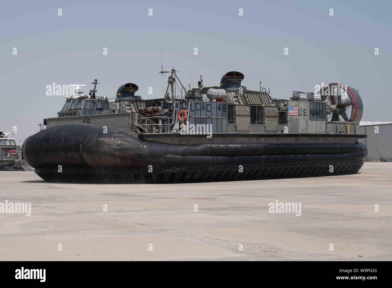 190722-N-PQ586-1286 KUWAIT (Luglio 22, 2019) Landing Craft, cuscino d'aria (LCAC) 48 attaccato all assalto unità artigianali (ACU) 5, atterra su una spiaggia mentre si eseguono operazioni con Amphibious Assault nave USS Boxer (LHD 4). Boxer è parte del Boxer anfibio gruppo pronto e undicesimo Marine Expeditionary Unit ed è distribuito negli Stati Uniti Quinta Flotta area di operazioni a sostegno di operazioni navali per garantire stabilità marittimo e la sicurezza nella regione centrale di collegamento del Mediterraneo e del Pacifico attraverso l'Oceano Indiano occidentale e tre strategici punti di strozzatura. (U.S. Foto di Marina di Massa Communicat Foto Stock