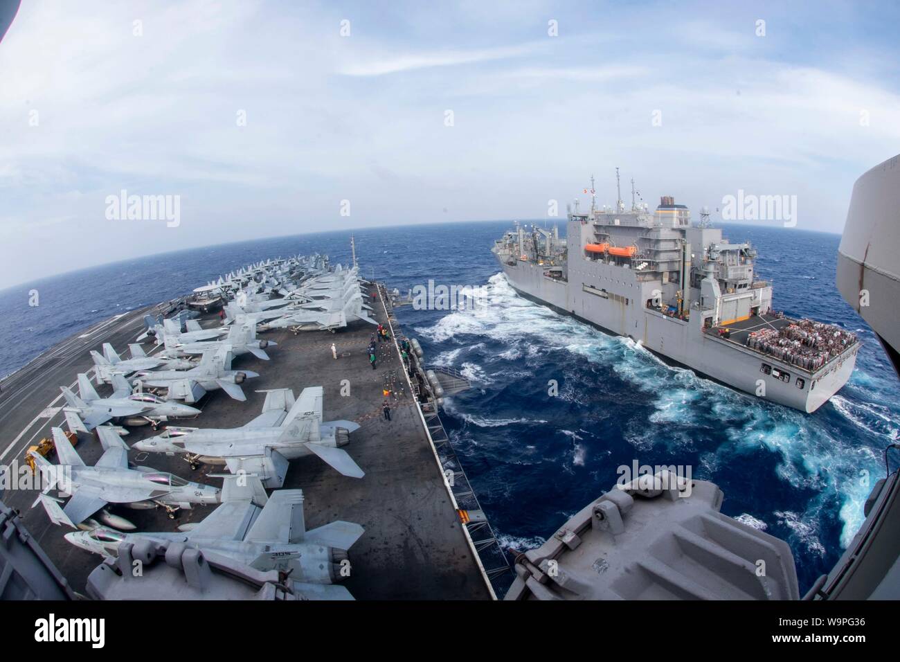 190814-N-PL543-1082 Mare delle Filippine (14 agosto 2019) della Marina distribuita portaerei USS Ronald Reagan (CVN 76) approcci Sealift militare del comando carico secco e munizioni nave USNS Richard E. Byrd (T-AKE 4) prima di un rifornimento in mare. Ronald Reagan, il portabandiera del Carrier Strike gruppo 5, fornisce un combattimento-pronto forza che protegge e difende la collettiva degli interessi marittimi dei suoi alleati e partner nella regione Indo-Pacifico. (U.S. Foto di Marina di Massa lo specialista di comunicazione 2a classe Tyra M. Campbell) Foto Stock