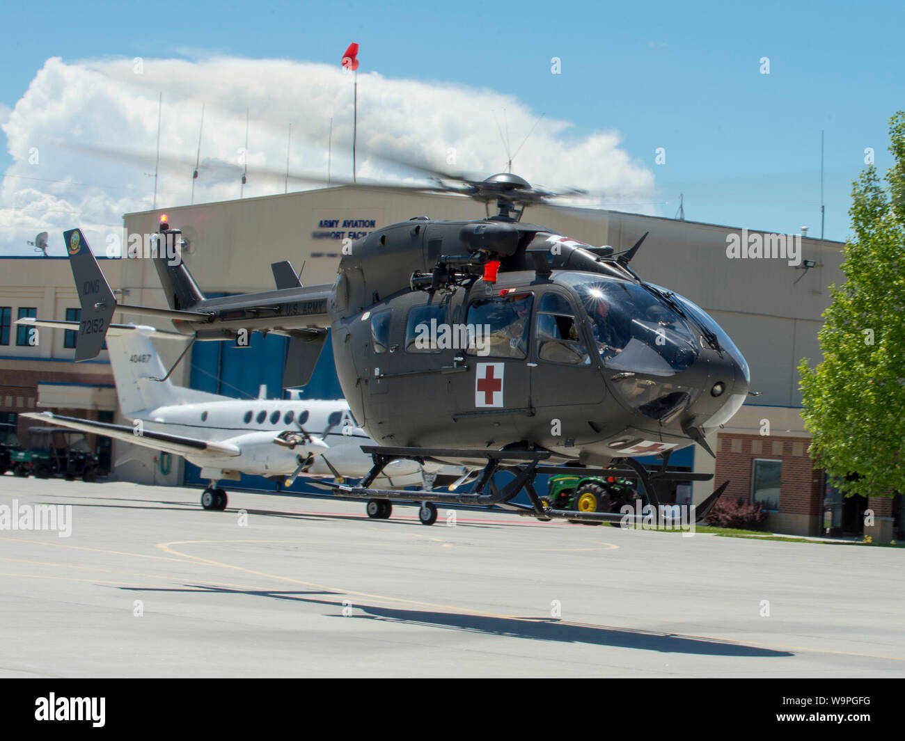 I membri di det 1 D co. 1-112th taxi un Eurocopter UH-72 Lakota elicottero per un statewide esercitazione, 31 maggio 2019, Campo Gowen Boise, Idaho. L'esercizio include rescue corsi di formazione e seminari con le agenzie locali di formazione per le operazioni di ripristino. (U.S. Air National Guard foto di Ryan bianco) Foto Stock