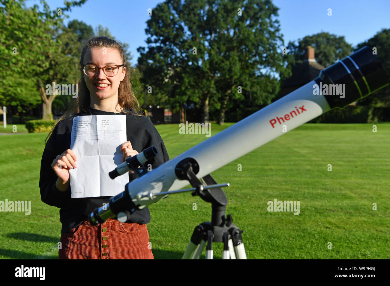 Jessica Tedd, che si è aggiudicato un 4*, gradi e sta per lo studio della Fisica all'Università di Oxford, celebra il suo livello di risultati al re Edoardo VI alta scuola per ragazze in Birmingham. Foto Stock