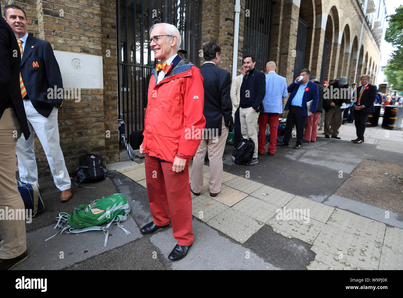 Un elemento di MCC code fino al di fuori della terra rossa da indossare in aiuto dei Ruth Strauss Fondazione durante il giorno due di ceneri Test match al Signore, Londra. Foto Stock