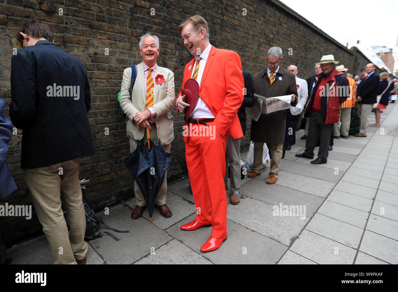 Un elemento di MCC code fino al di fuori della terra rossa da indossare in aiuto dei Ruth Strauss Fondazione durante il giorno due di ceneri Test match al Signore, Londra. Foto Stock