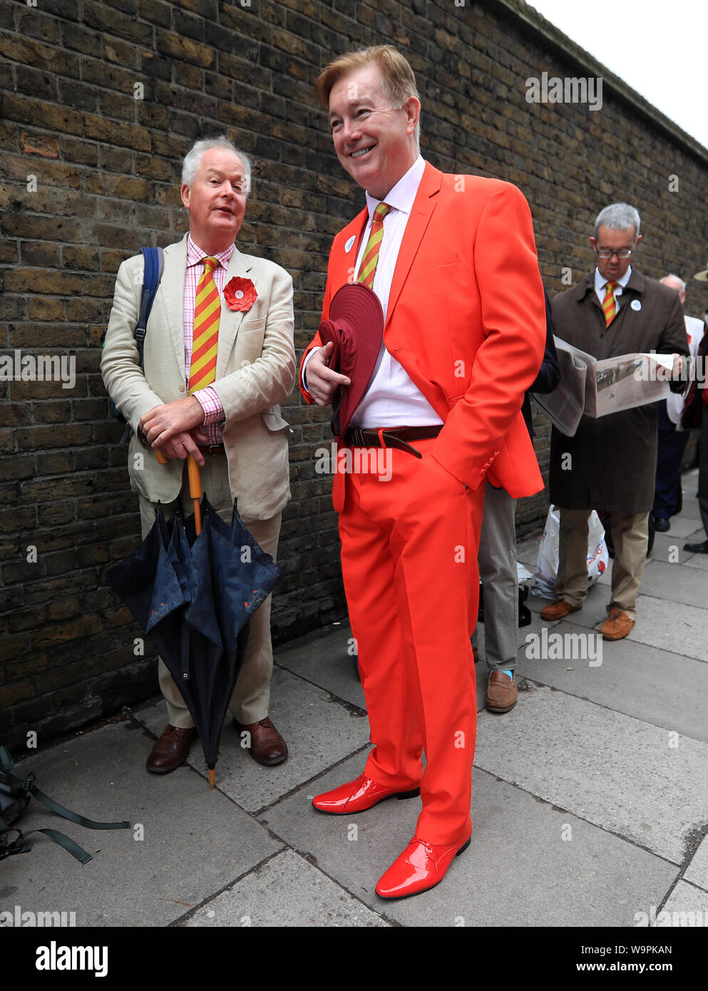Un elemento di MCC code fino al di fuori della terra rossa da indossare in aiuto dei Ruth Strauss Fondazione durante il giorno due di ceneri Test match al Signore, Londra. Foto Stock