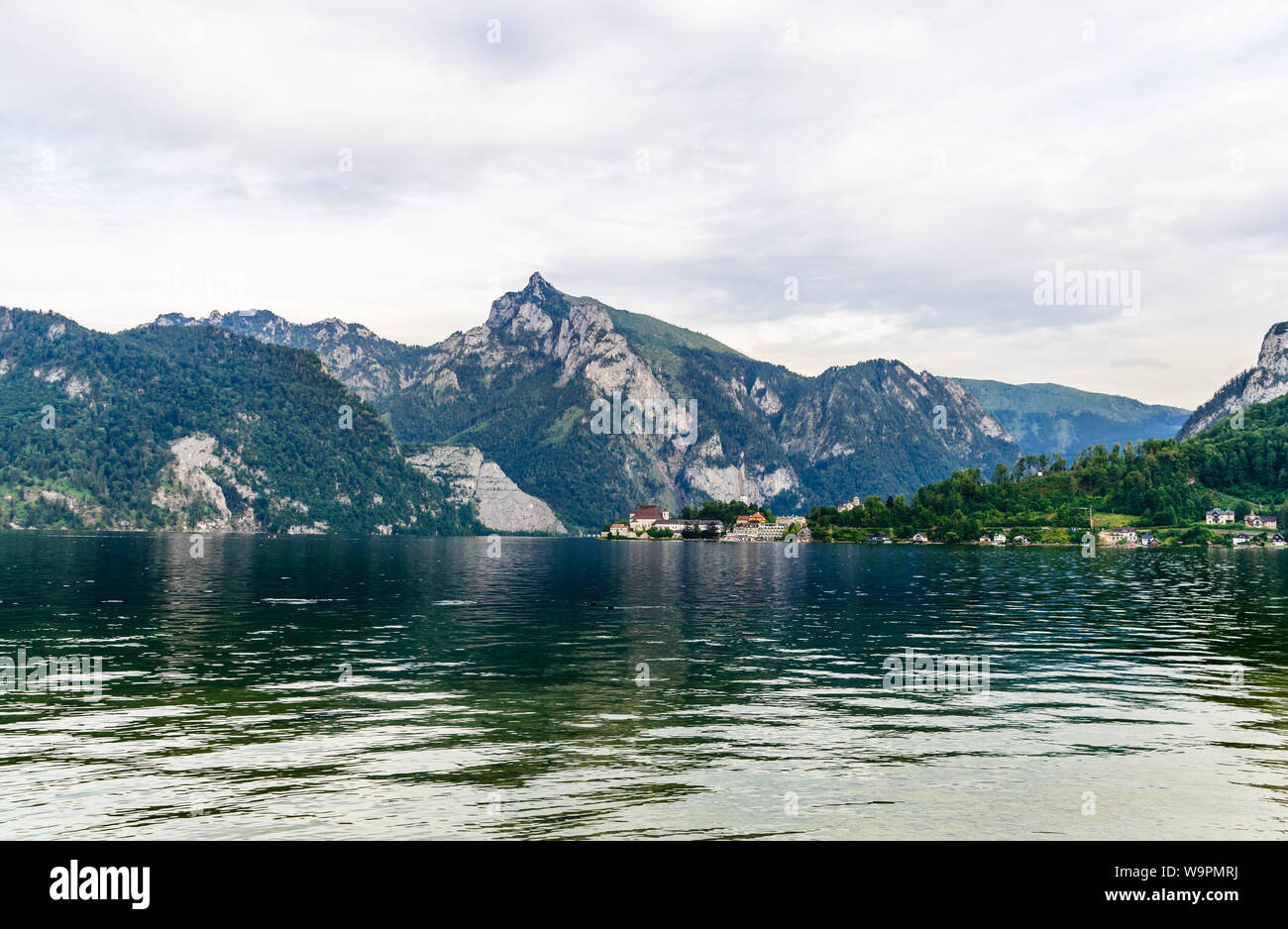 Traunkirchen im Salzkammergut, Austria. Nei dintorni di Salisburgo, Gmunden. Bella vista da cartolina con una chiesa di Maria Kronung, alpi, Traunstein moun Foto Stock