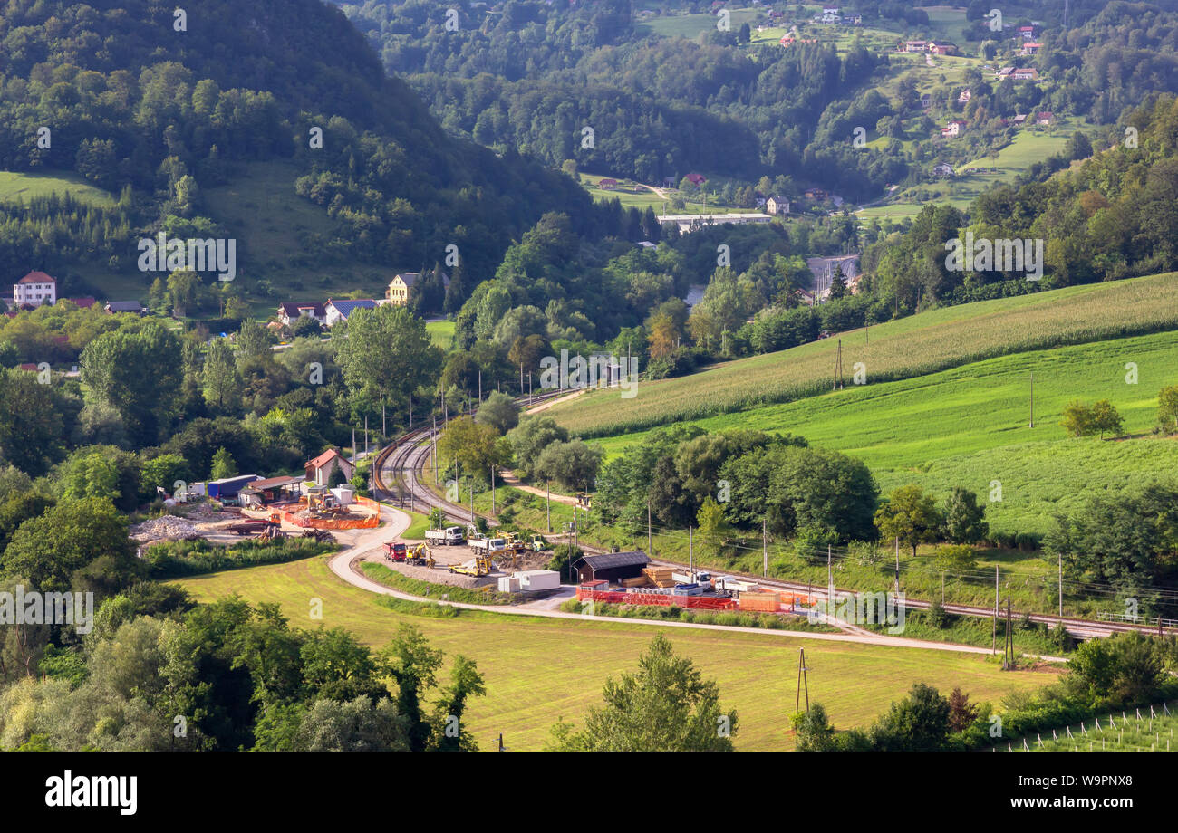 Lavori in corso lungo la ferrovia nella campagna slovena vicino alla città di Lasko Foto Stock