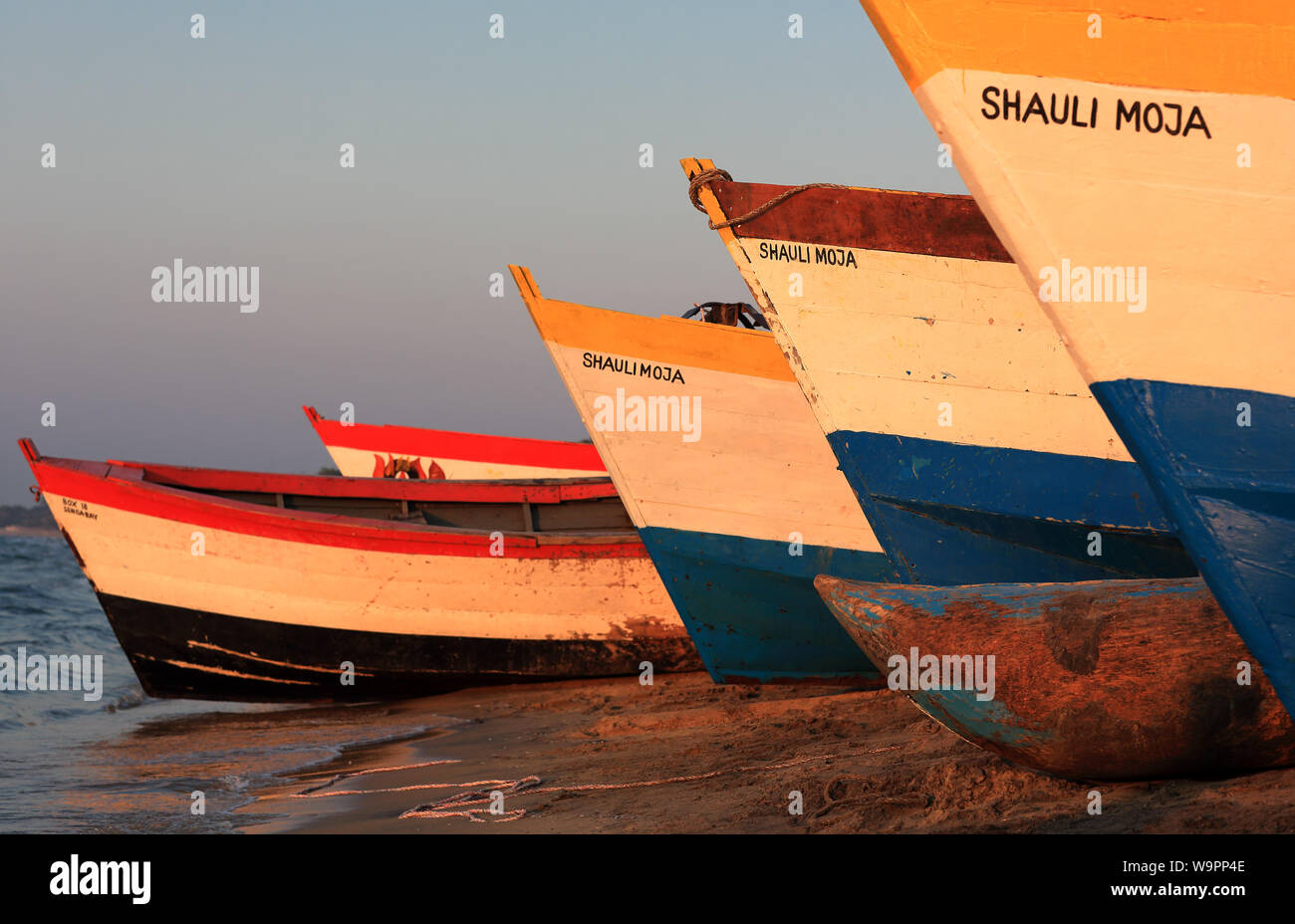 Coloratissime barche di pescatori sulla spiaggia di Cape Maclear, Malawi Foto Stock