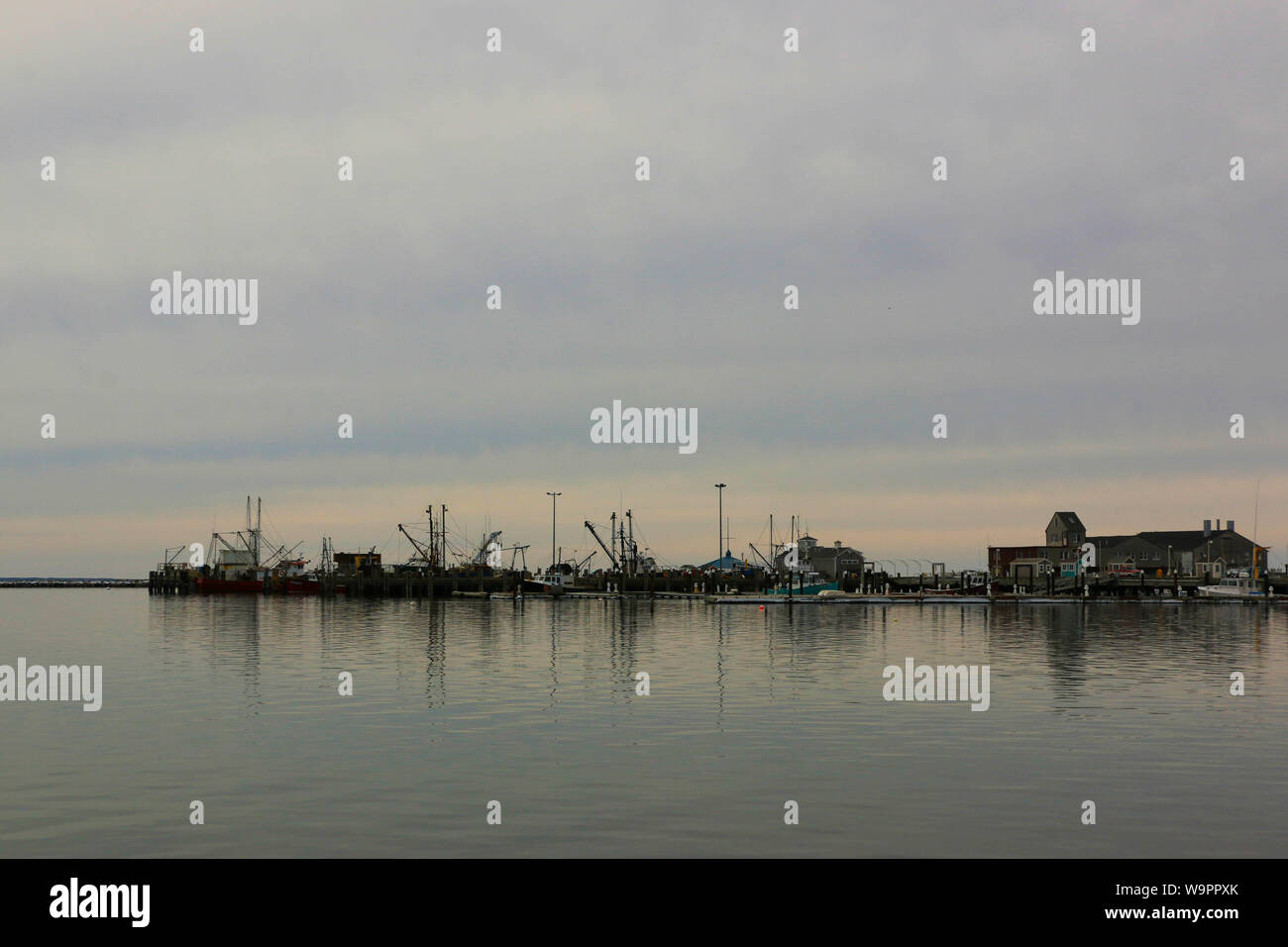 A Provincetown harbor riflessa in condizioni di mare calmo Foto Stock