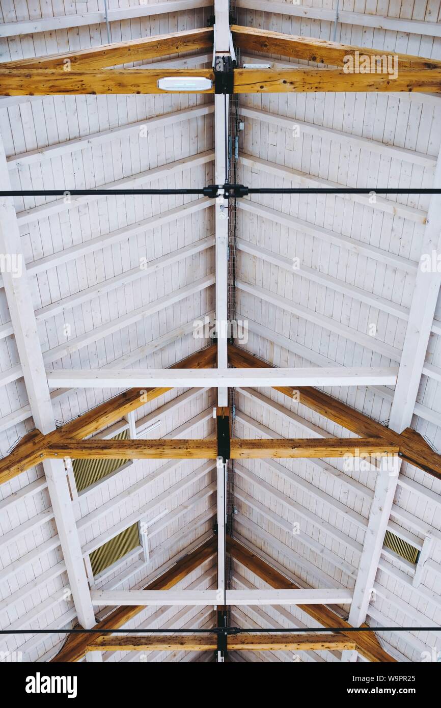 Ripresa verticale di un soffitto in legno Foto Stock