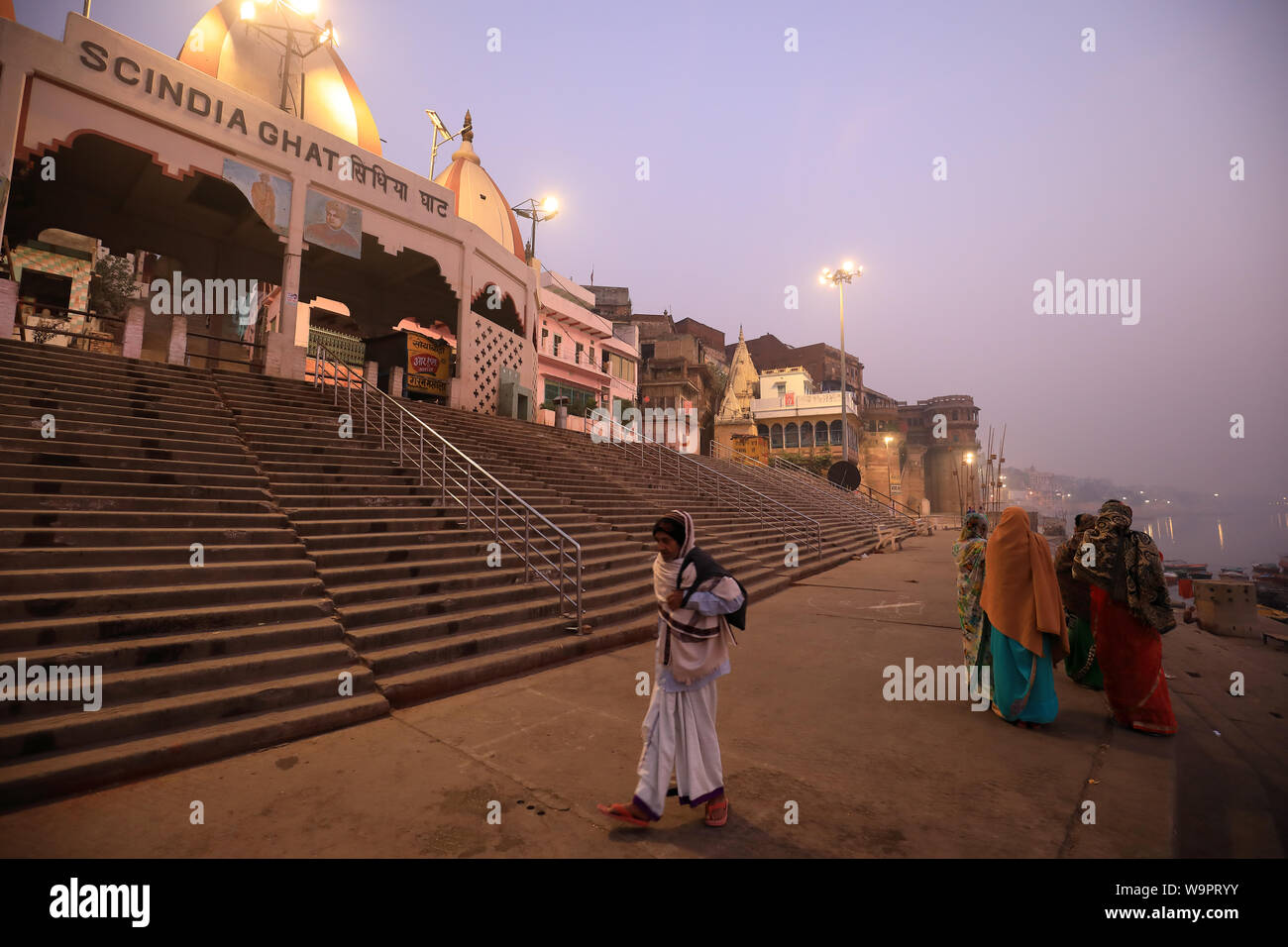 Pellegrini indù nelle prime ore del mattino sul ghats di Varanasi (India). Varanasi è la più santa tra le sette città sacra in India Foto Stock