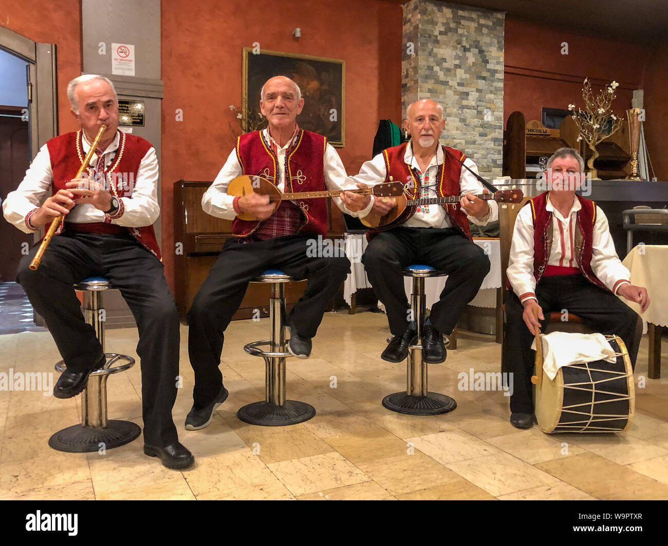 STRUGA, MACEDONIA - Maggio 15, 2019: macedone di musica folk band in costumi tradizionali, giocando su strumenti tradizionali Foto Stock