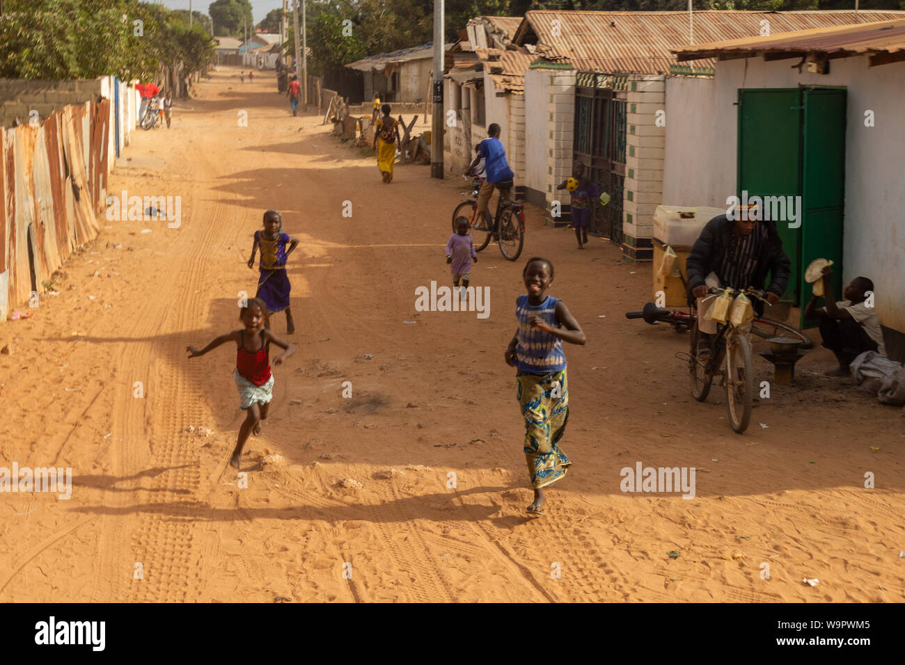 MARIAMA KUNDA, GAMBIA- Jan 9, 2014: Per i bambini non è molto da fare e quando il carrello passa la loro strada che correrà dietro di essa Foto Stock