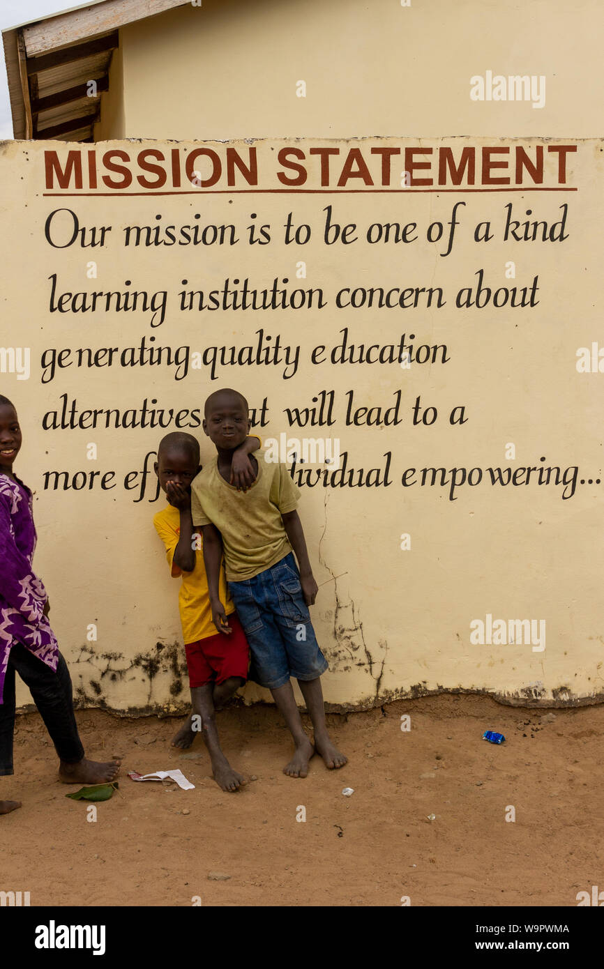 MARIAMA KUNDA, GAMBIA- Jan 9, 2014: scolari in piedi prima della dichiarazione della missione della loro scuola Foto Stock