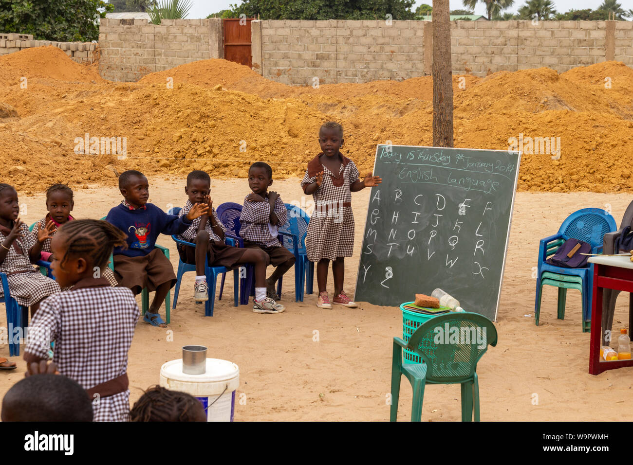 MARIAMA KUNDA, GAMBIA- Jan 9, 2014: La scuola è a piccole per avere tutti all'interno, in modo che una classe riceve l'istruzione al di fuori Foto Stock