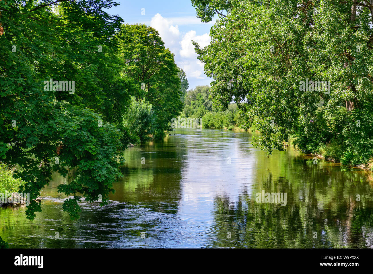 Natura idilliaca presso il Wertach artificiale canale nella zona urbana di Augsburg Foto Stock