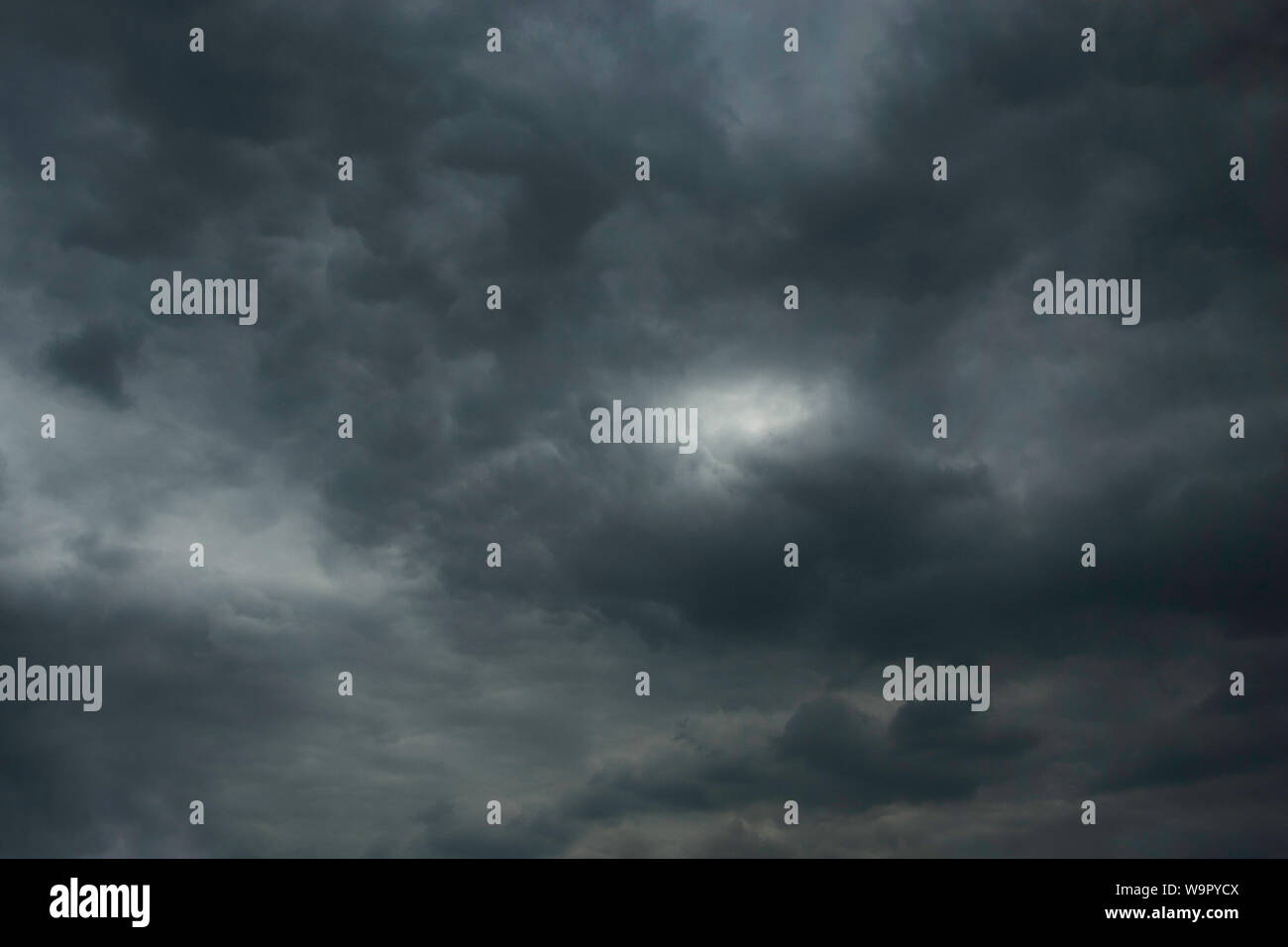Meteo: Tempesta, cielo nuvoloso per lo sfondo o composizione digitale. Foto Stock