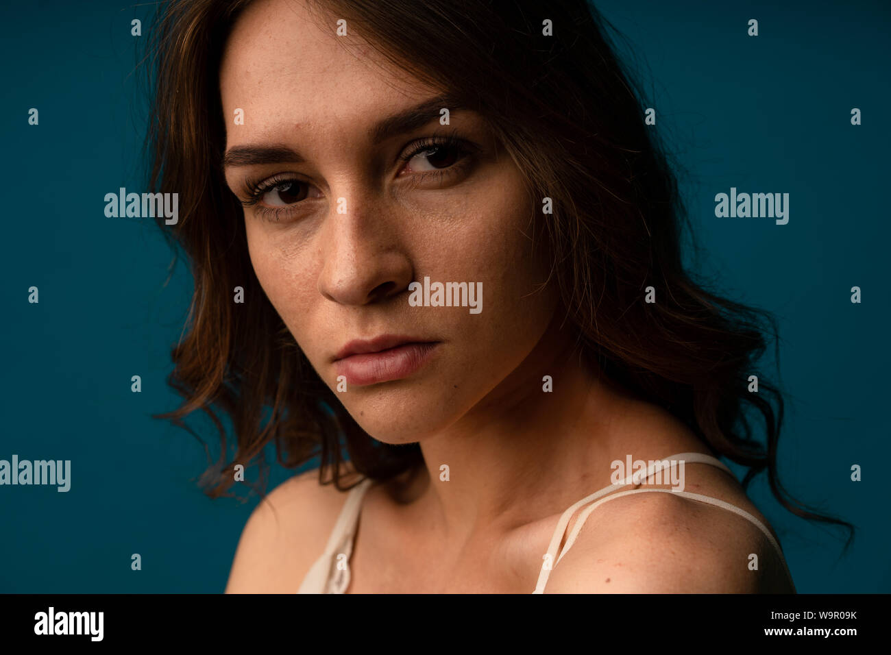 Giovane bella ispanica donna tristi e gravi in questione cercando preoccupata e riflessivo espressione facciale depressa isolato sfondo grigio mi Foto Stock Giovane bella ispanica donna tristi e gravi in questione cercando preoccupata e riflessivo espressione facciale depressa isolato sfondo grigio mi Foto Stock