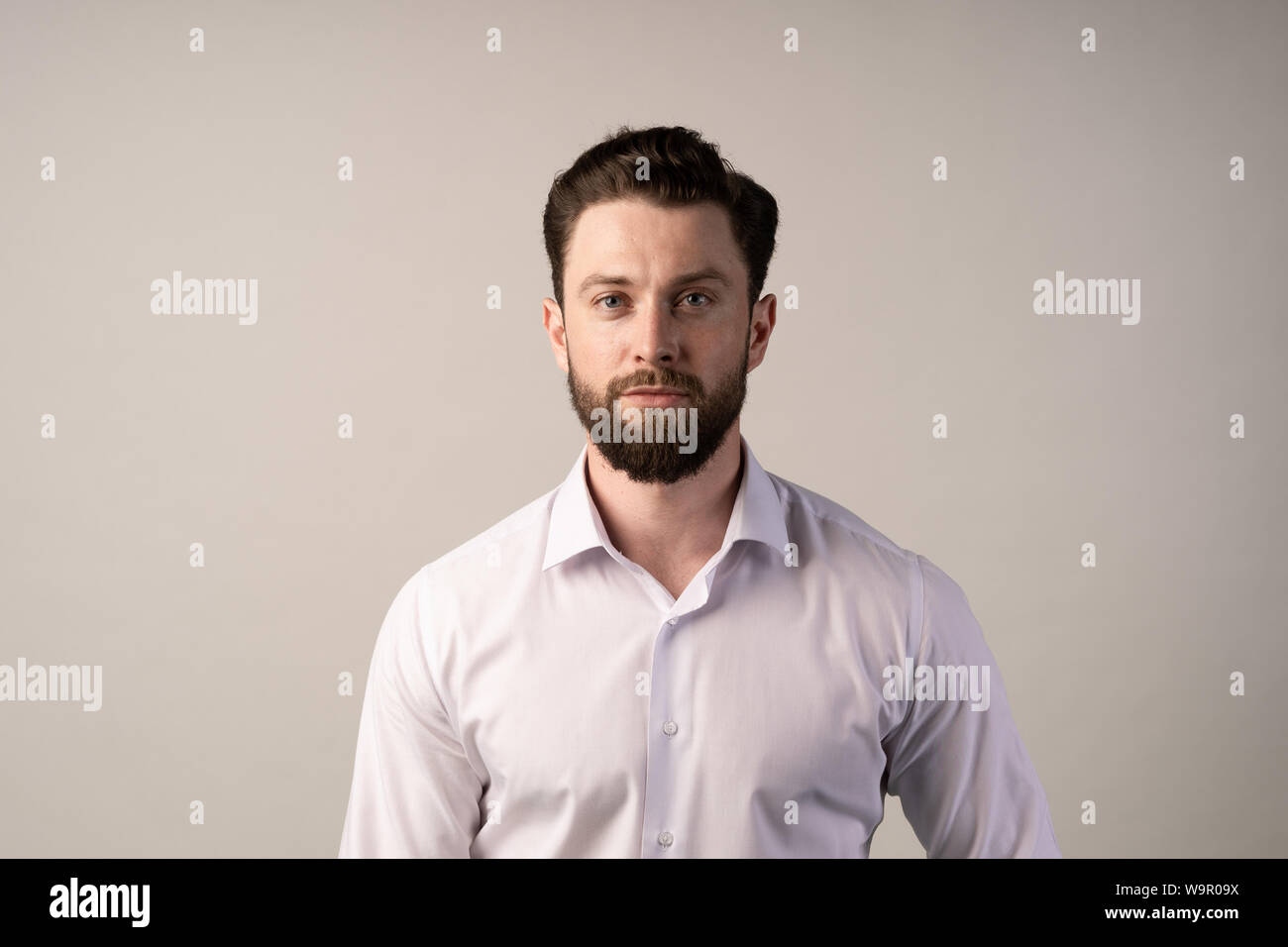 Bel ragazzo americano con la barba su uno sfondo bianco, esterno, in camicia. Raffreddare la barba e mustashe. Foto Stock Bel ragazzo americano con la barba su uno sfondo bianco, esterno, in camicia. Raffreddare la barba e mustashe. Foto Stock