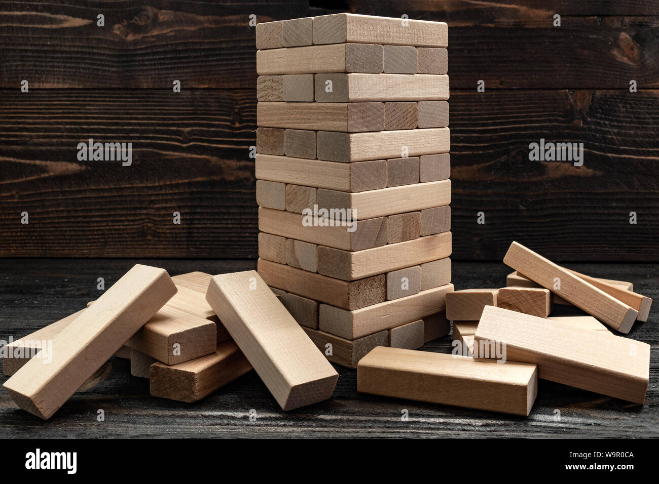 Pila di mattoni in legno. Giocattoli di legno. Giochi da tavolo Foto Stock