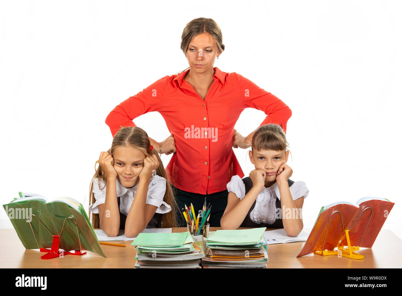 L'insegnante rapporti per i bambini che non vogliono studiare Foto Stock