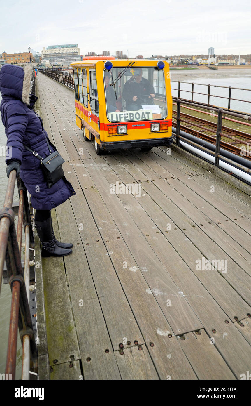 Scialuppa di salvataggio RNLI equipaggio la guida di un veicolo elettrico su Southend Pier per accedere alla stazione di salvataggio boat house alla fine del molo. Accesso a Foto Stock