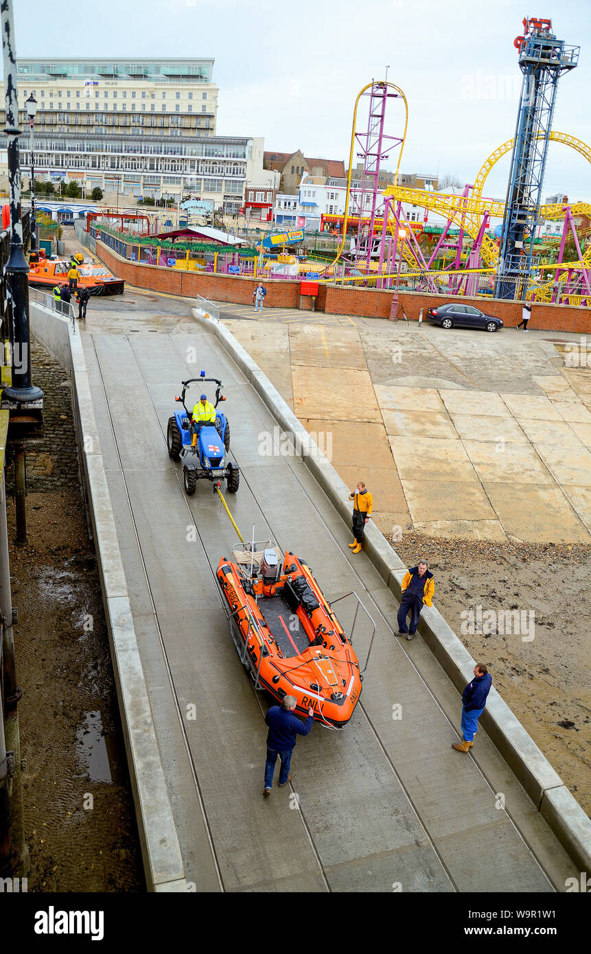 RNLI scalo rampa essendo utilizzato per la prima volta poco dopo essere stato aperto. Scialuppa di salvataggio nervatura essendo trainato da un trattore con hovercraft sulla terra Foto Stock