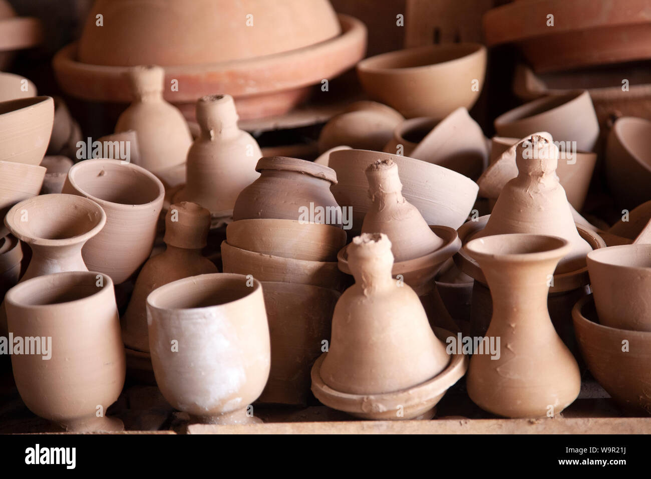 Appena girato l'asciugatura in ceramica prima di entrare in forno, Studio sulla periferia di Marrakech, Marocco Foto Stock