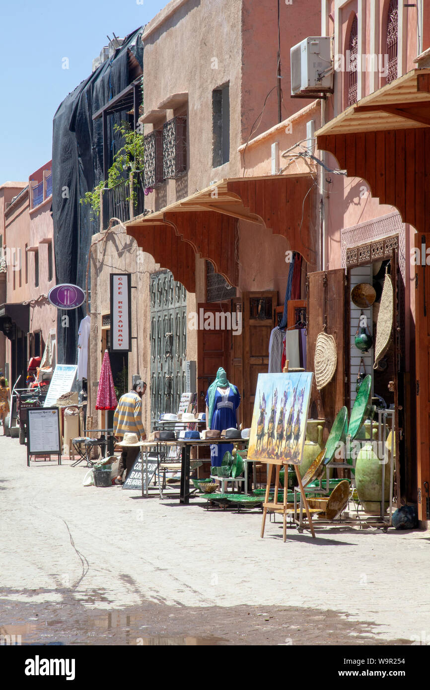 Shopping nella Medina di Marrakech, Marocco Foto Stock