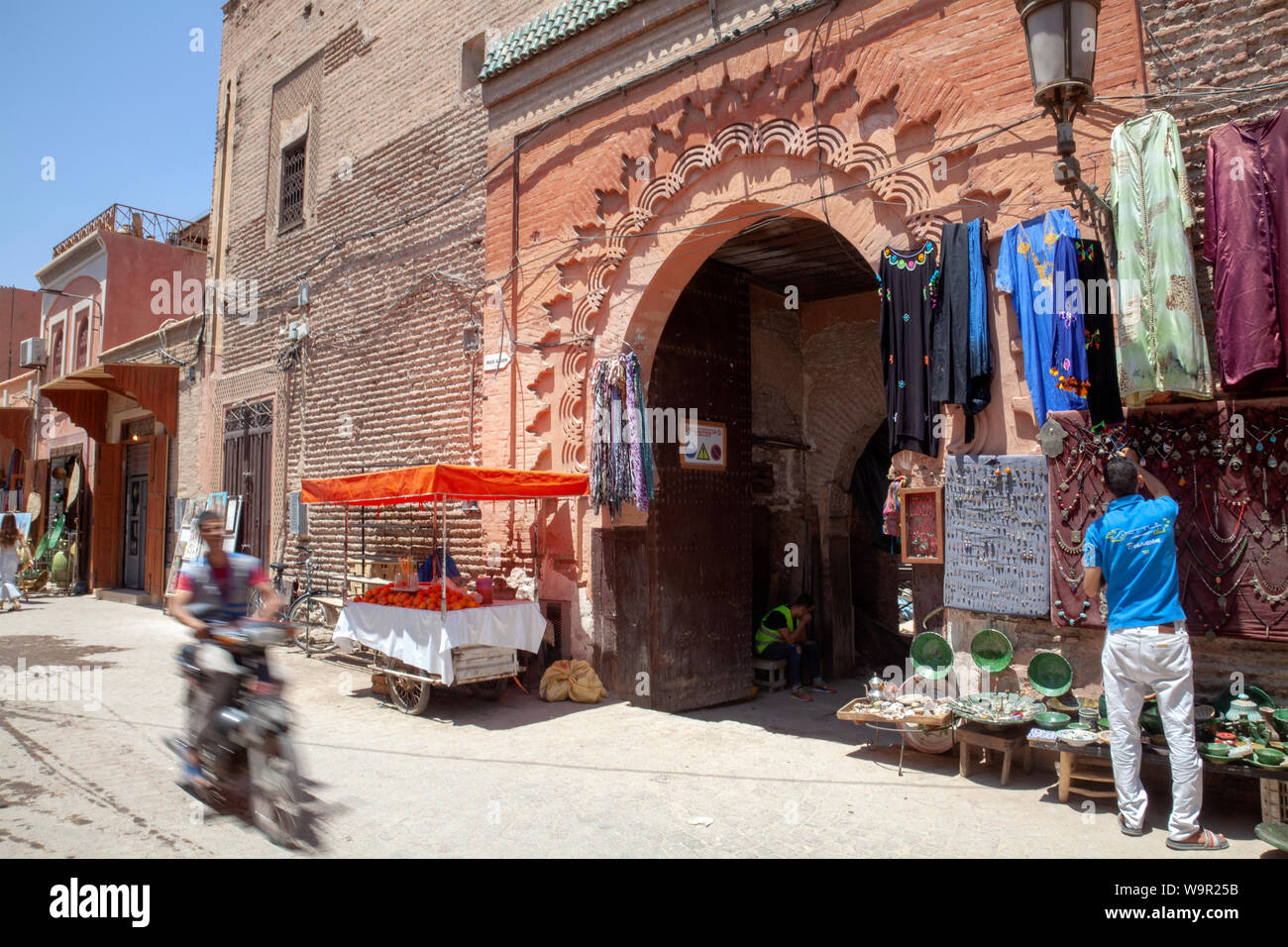 Shopping nella Medina di Marrakech, Marocco Foto Stock