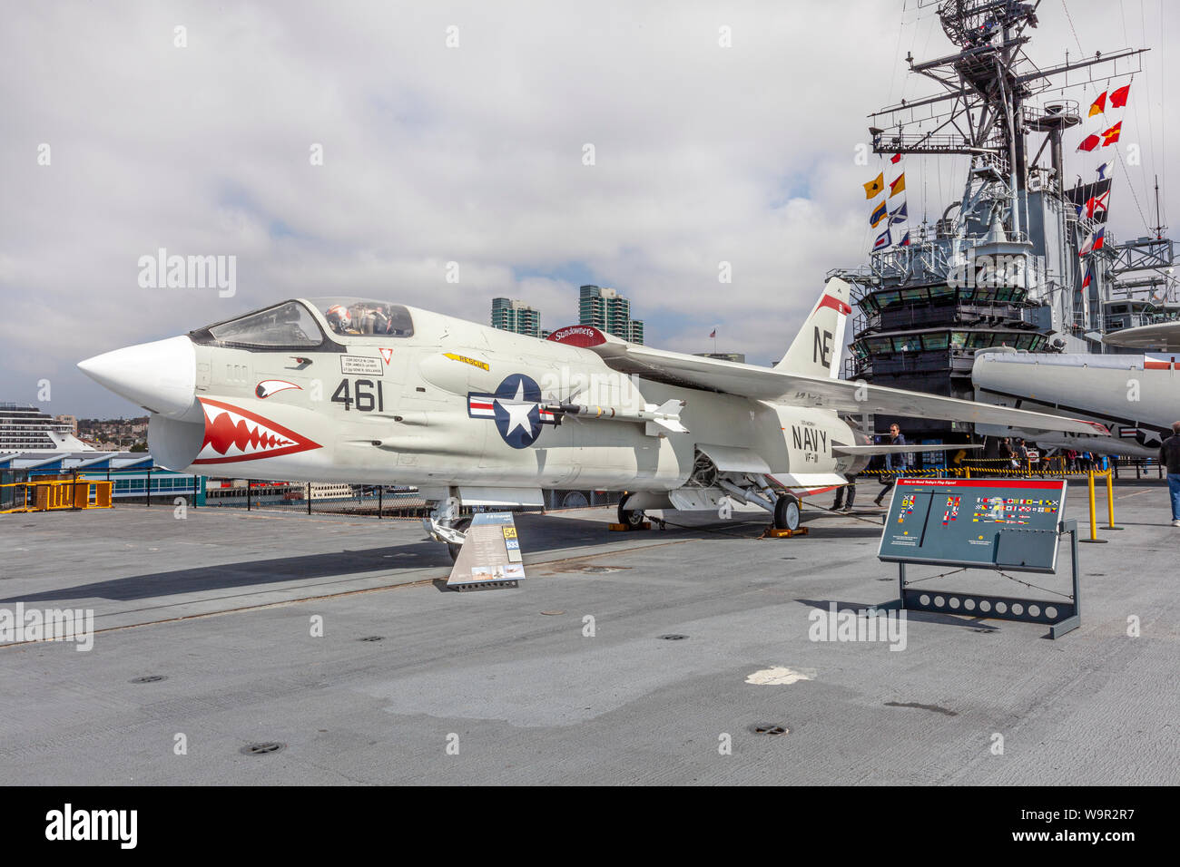 Un Vought F-8 Crusader sulla USS Midway, San Diego, California. Foto Stock