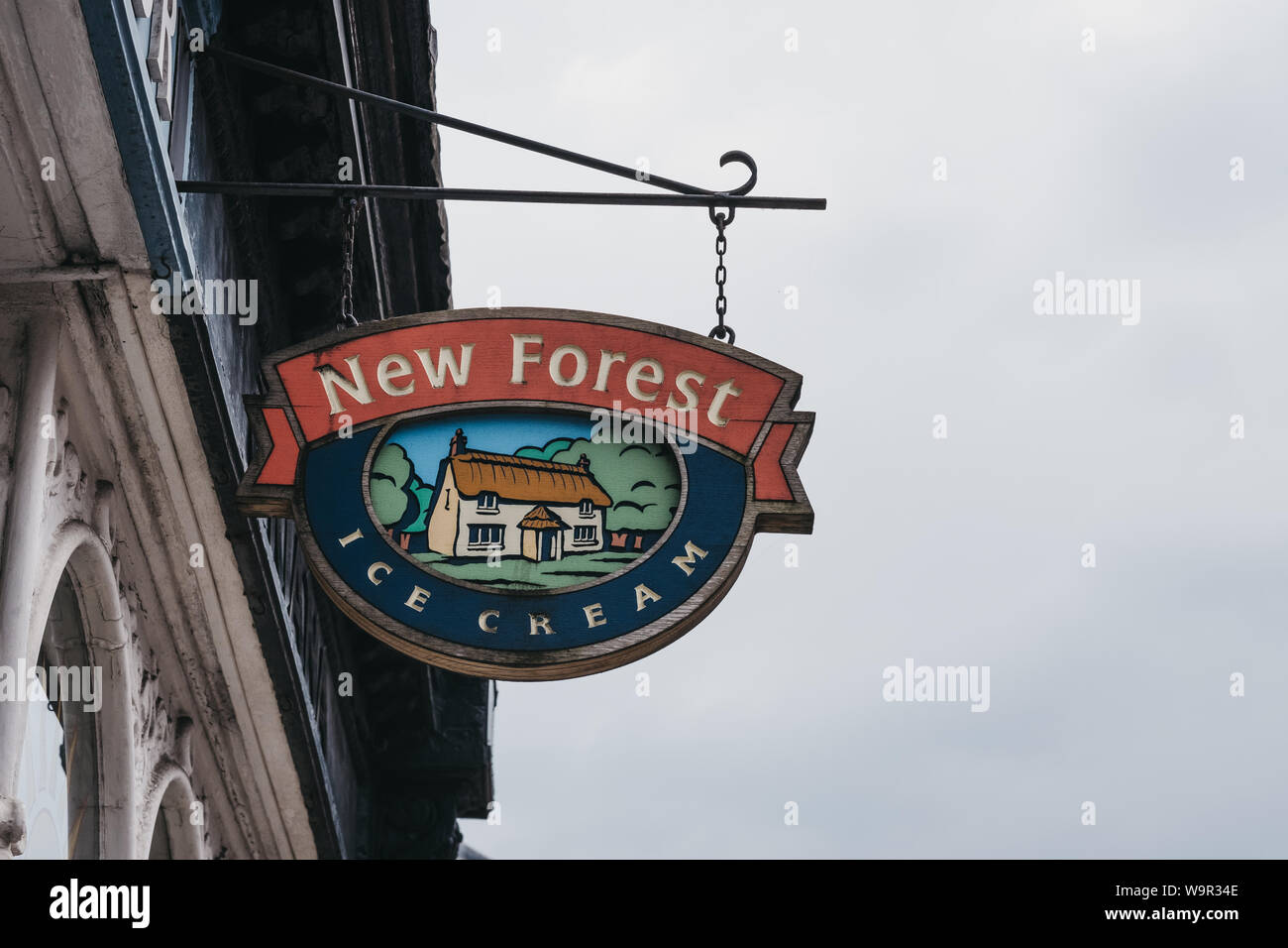 Lymington, Regno Unito - 14 Luglio 2019: Nuova Foresta Gelateria firmare al di fuori di un negozio in una strada a Lymington, nuova foresta, una storica città costiera con un antico Foto Stock