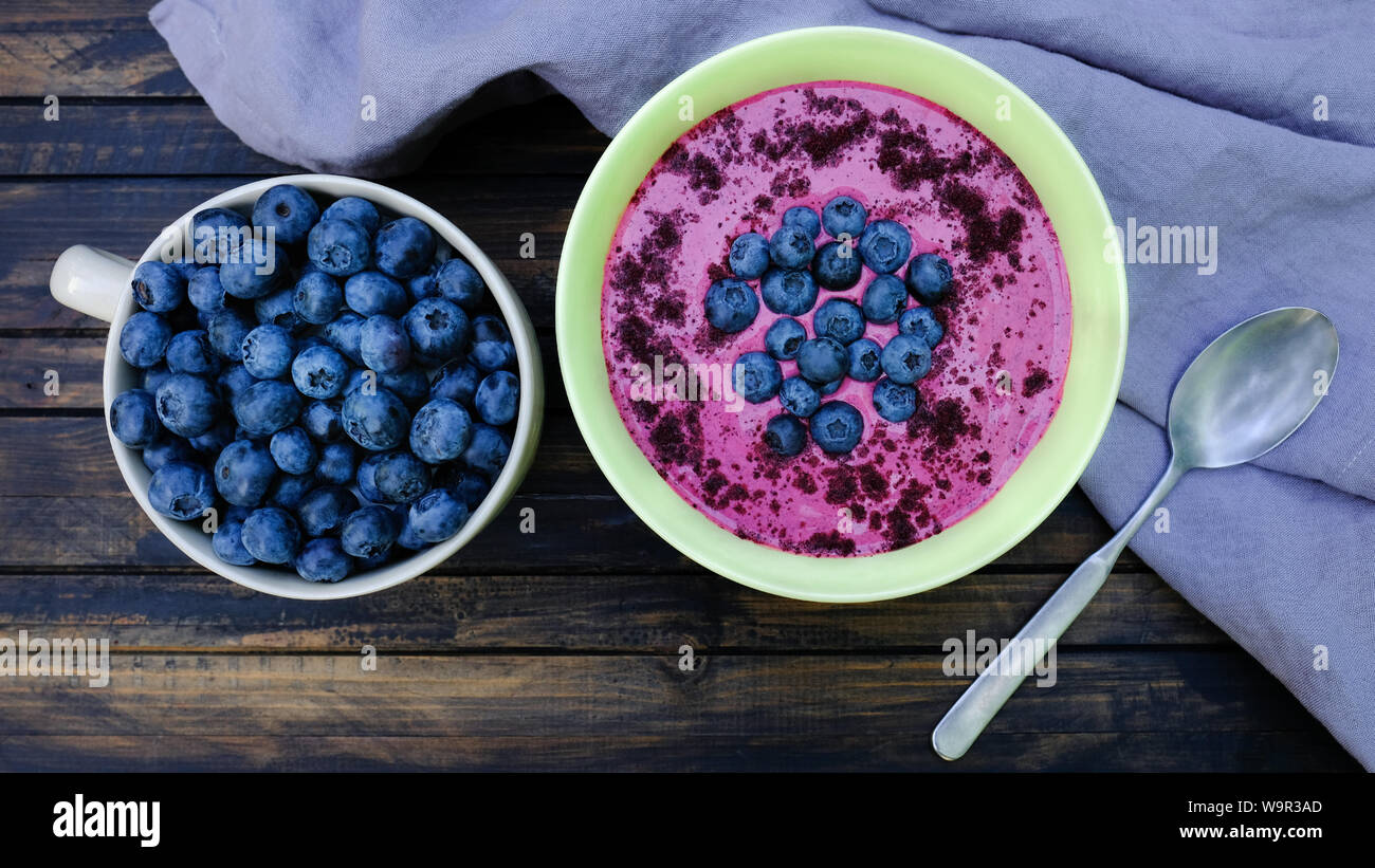 Liofilizzato Nordic polvere di mirtilli freschi e antiossidante ricco di bacche e foglie Foto Stock