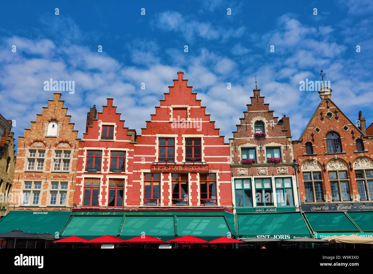 Le case delle corporazioni convertito in ristoranti in Piazza del Mercato o Markt, Bruges, Belgio Foto Stock