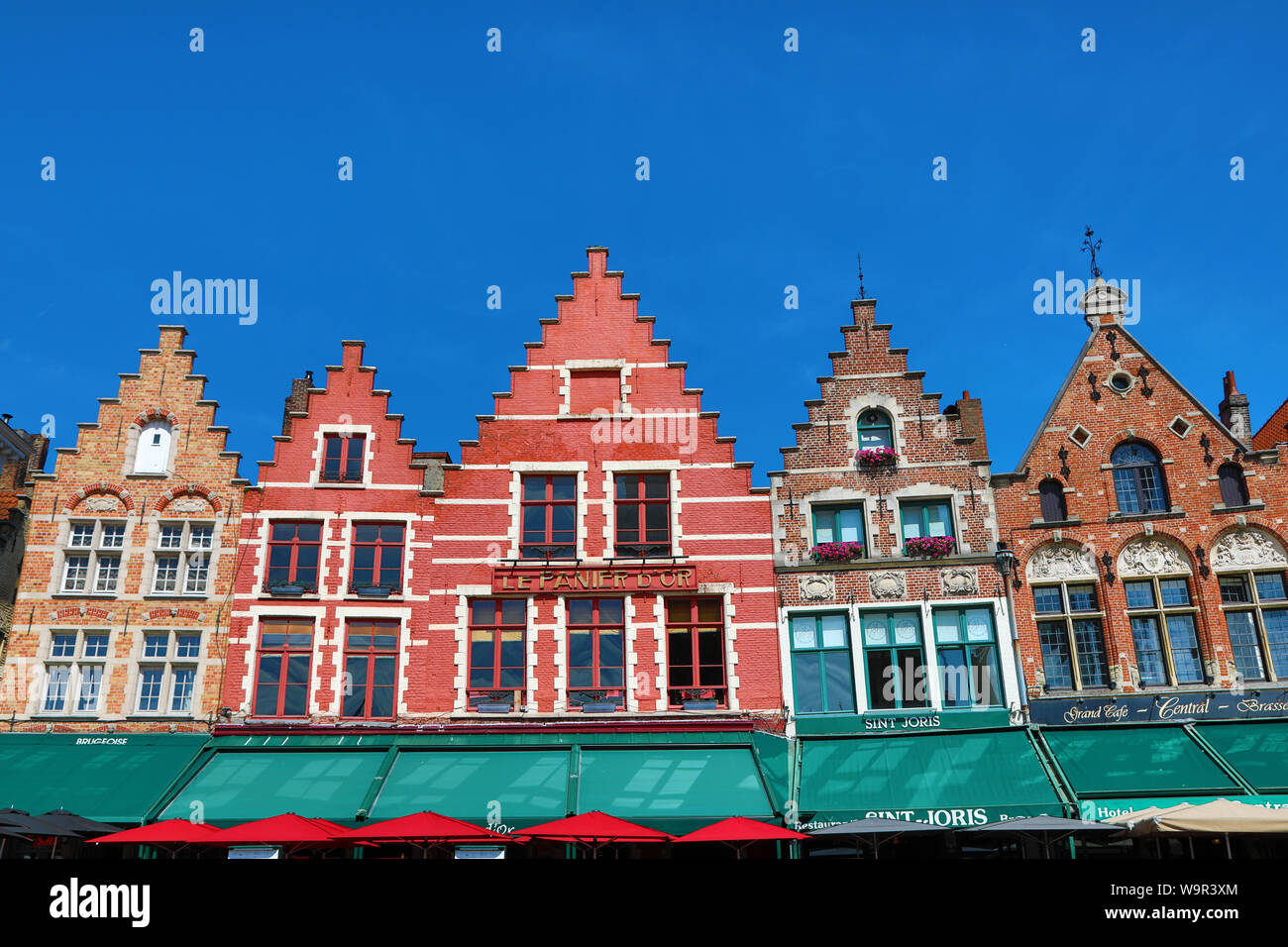 Le case delle corporazioni convertito in ristoranti in Piazza del Mercato o Markt, Bruges, Belgio Foto Stock