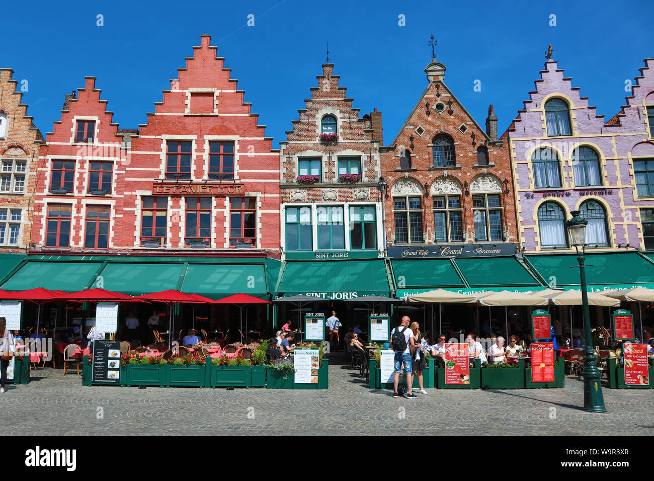 Le case delle corporazioni convertito in ristoranti in Piazza del Mercato o Markt, Bruges, Belgio Foto Stock