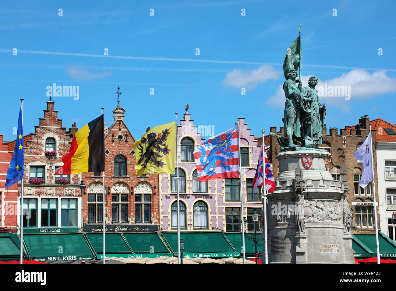 Le case delle corporazioni convertito in ristoranti e la statua di Jan Breydel e Pieter De Coninck in piazza del mercato o Markt, Bruges, Belgio Foto Stock