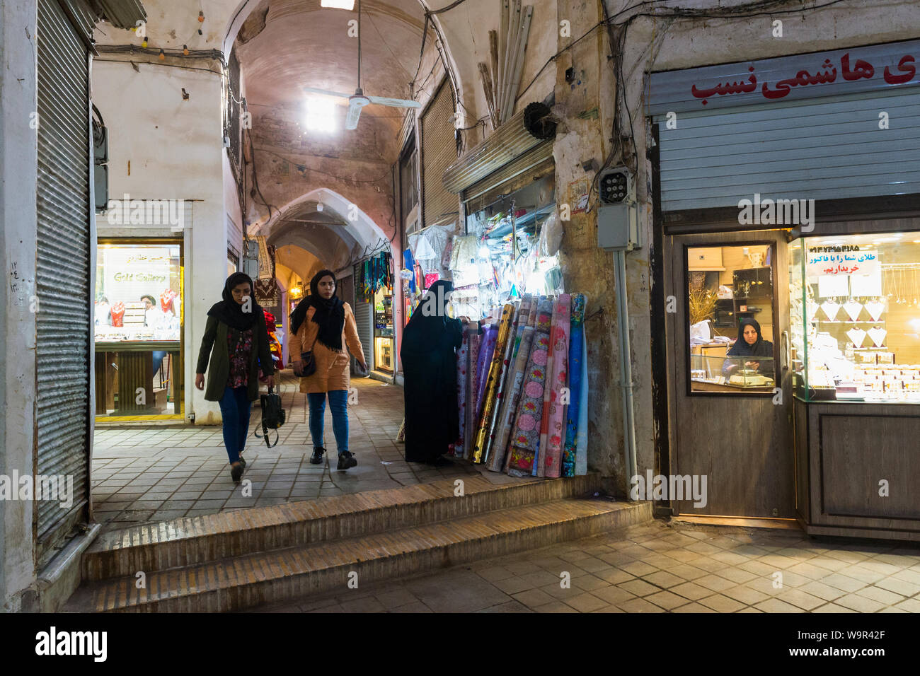 Le persone e i negozi nel vecchio Kashan bazaar, Provincia di Isfahan, Repubblica Islamica di Iran Foto Stock