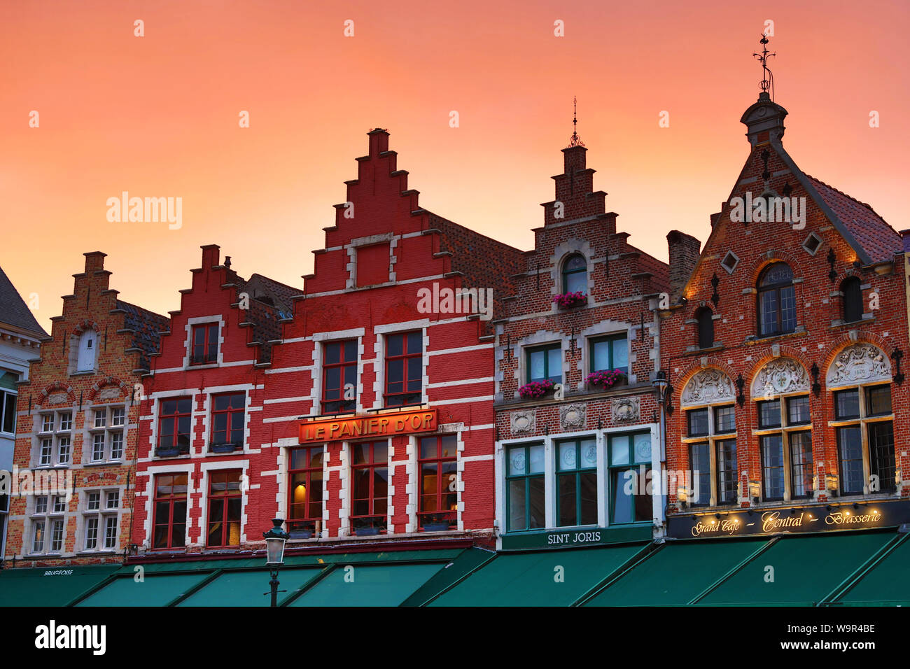 Le case delle corporazioni convertito in ristoranti al tramonto in piazza del mercato o Markt, Bruges, Belgio Foto Stock