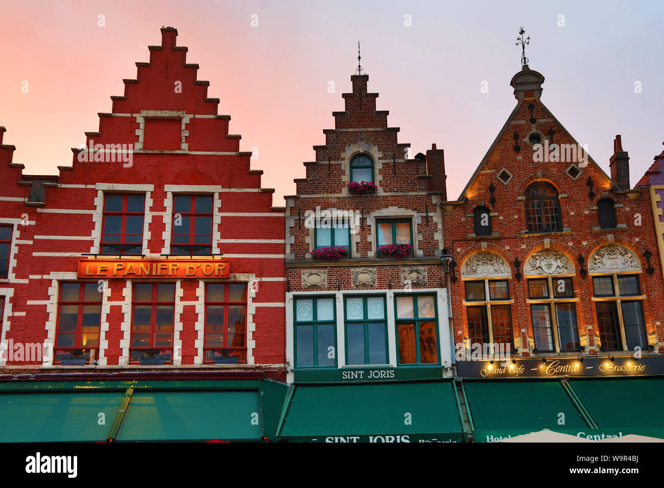 Le case delle corporazioni convertito in ristoranti al tramonto in piazza del mercato o Markt, Bruges, Belgio Foto Stock